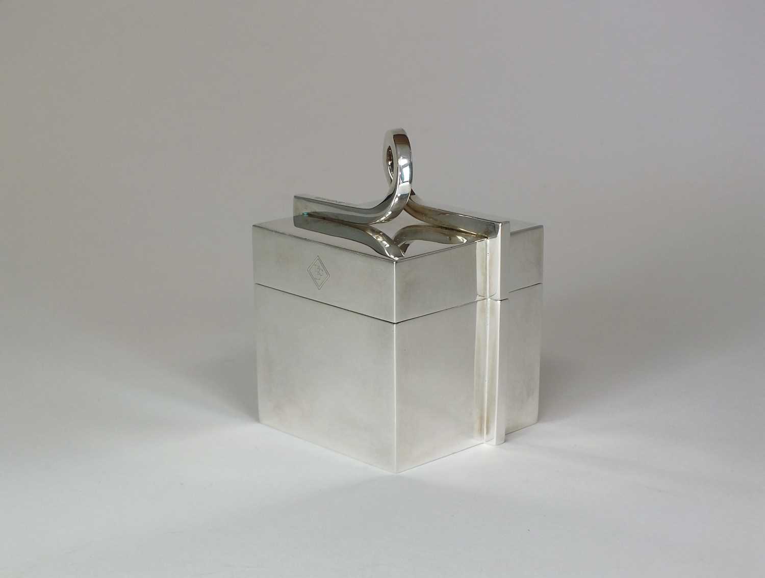 Lot 7 - A Boodles & Dunthorne silver ring box