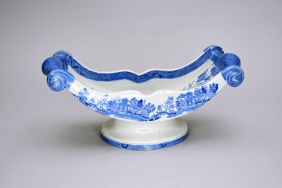 Lot 416 - An English blue and white pearlware cheese cradle