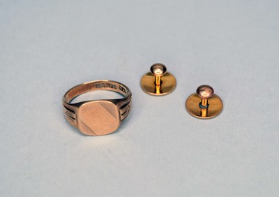 Lot 377 - A 9ct gold signet ring and two studs