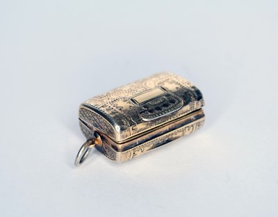 Lot 317 - A George III silver gilt vinaigrette in the form of a case