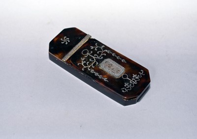 Lot 522 - A George III silver inlaid tortoiseshell snuff box
