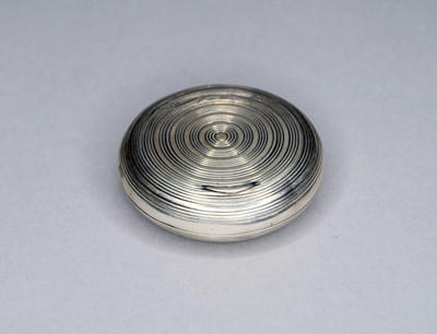 Lot 353 - A George III silver circular snuff box