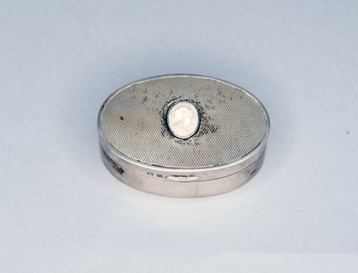 Lot 358 - An early 20th century silver oval snuff box