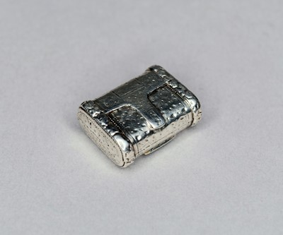 Lot 333 - A George III silver valise form vinaigrette