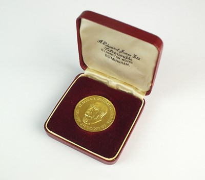 Lot 267 - A 22ct gold Winston Churchill commemorative medallion