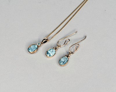 Lot 370 - An oval mixed cut blue topaz pendant and earrings
