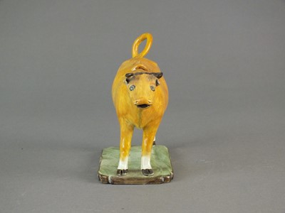 Lot 284 - An English pearlware cow creamer, early 19th century