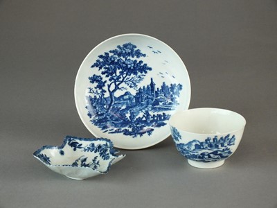 Lot 273 - A Worcester pickle leaf dish, tea bowl and saucer