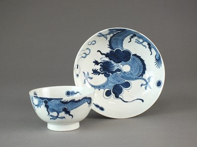 Lot 274 - Lowestoft 'Dragon' tea bowl and saucer, circa 1780