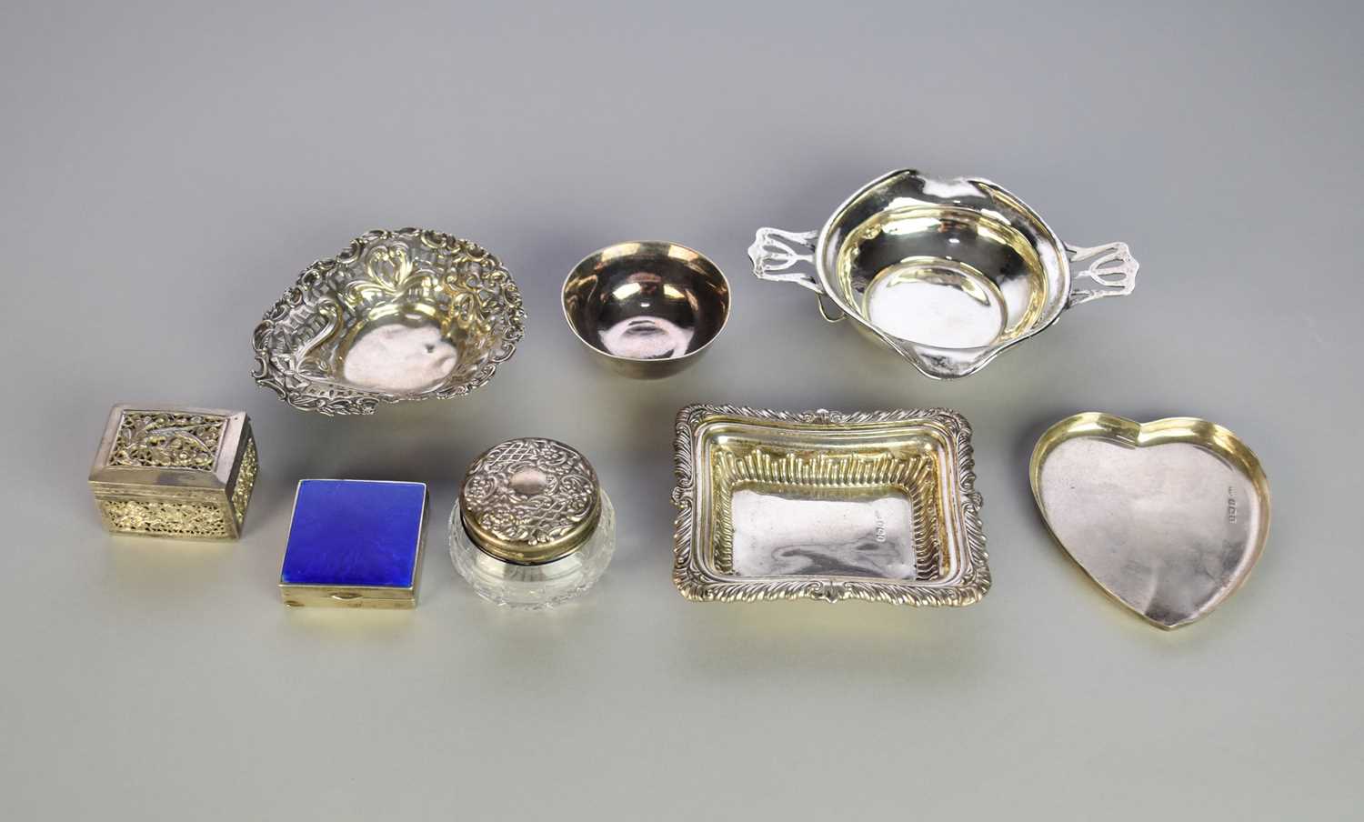 Lot 4 - A small collection of silver