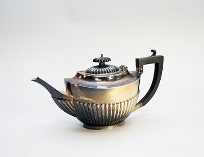 Lot 8 - An early 20th century silver teapot