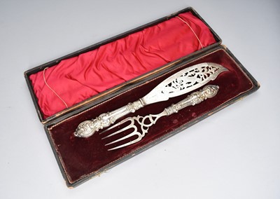 Lot 15 - A Victorian cased pair of silver fish servers