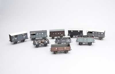 Lot 554 - 17, 0-gauge, scale models of goods wagons, including a metal open example, 'SR' (17)
