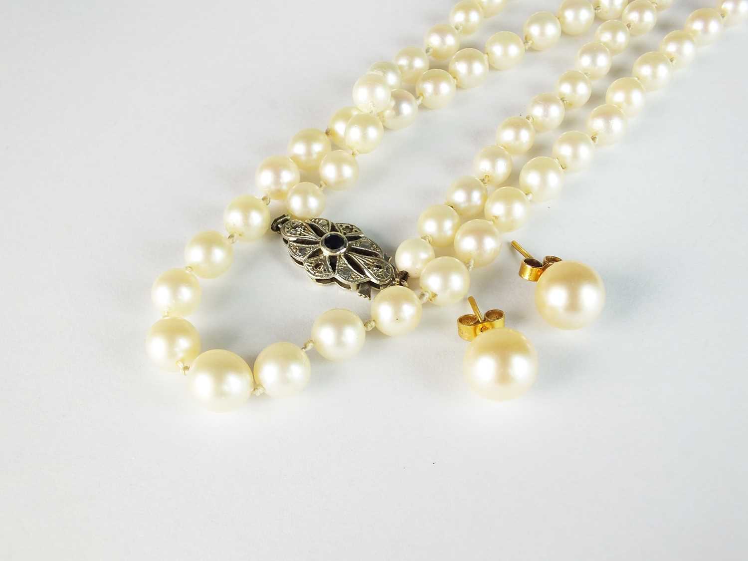 Lot 32 - A cultured pearl necklace and earrings