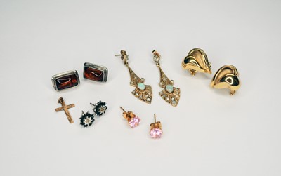 Lot 71 - A small collection of jewellery