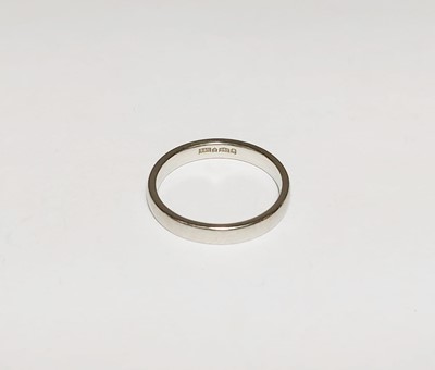 Lot 95 - A plain polished platinum wedding band