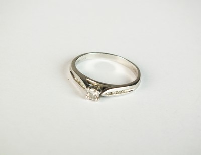 Lot 87 - A platinum diamond ring