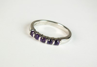 Lot 89 - A platinum amethyst set ring