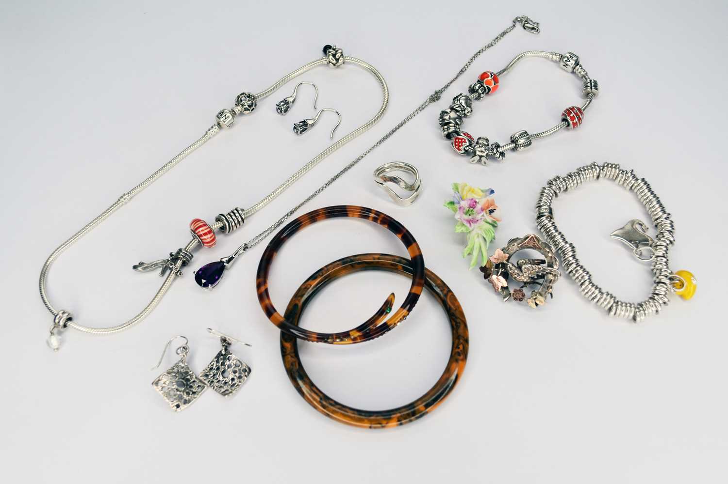 Lot 62 - A collection of costume jewellery