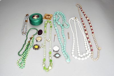 Lot 41 - A collection of various pieces of costume jewellery