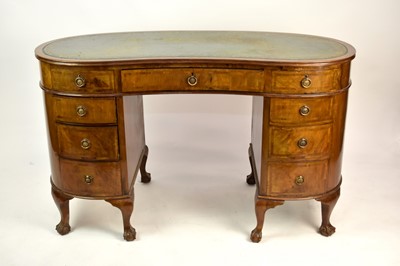 Lot 540 - A 20th century mahogany kidney-shaped desk