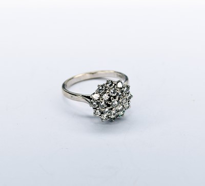 Lot 114 - An 18ct white gold diamond cluster ring