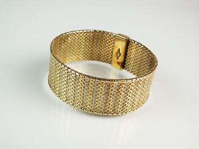 Lot 141 - A yellow and white metal textured link bracelet