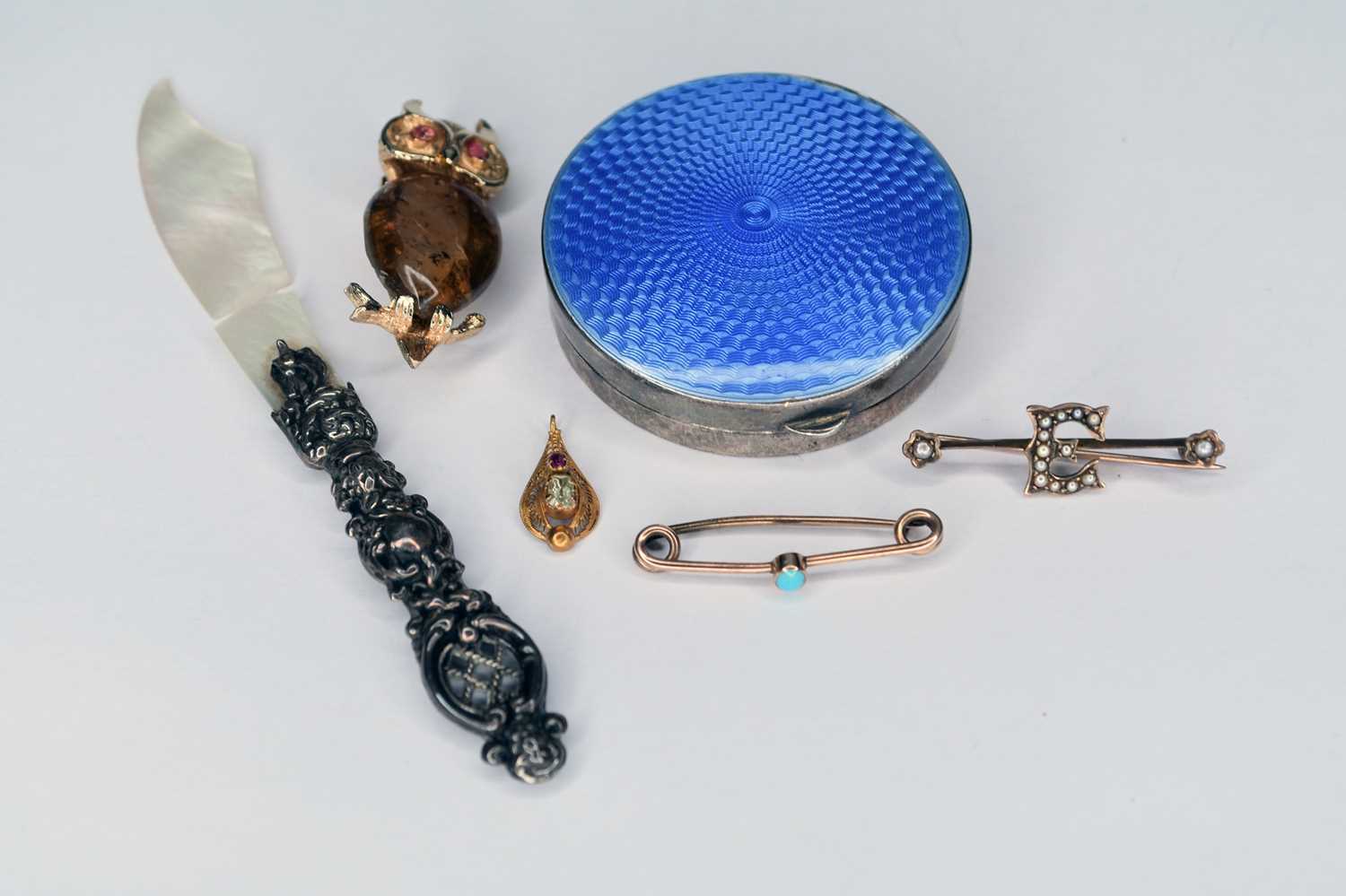 Lot 36 - A small collection of jewellery and silver