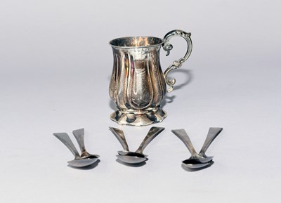 Lot 30 - A silver mug and teaspoons