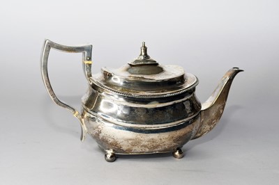 Lot 32 - A George III silver teapot