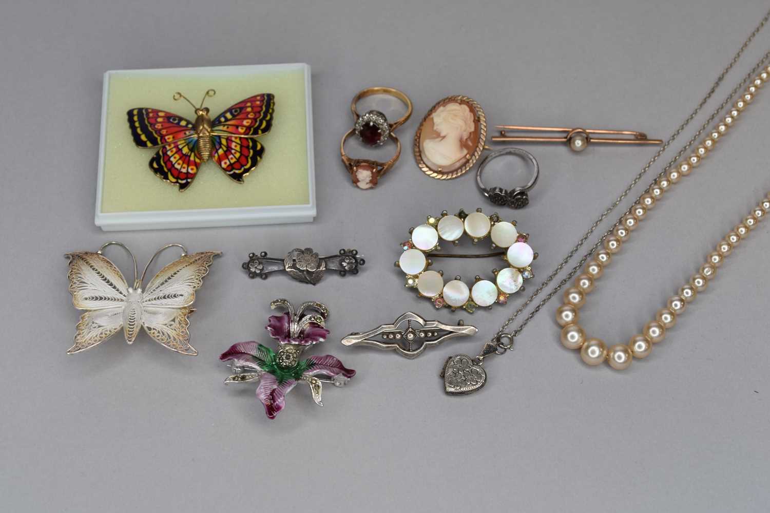 Lot 49 - A small collection of jewellery