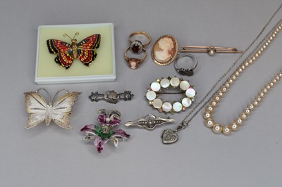 Lot 49 - A small collection of jewellery