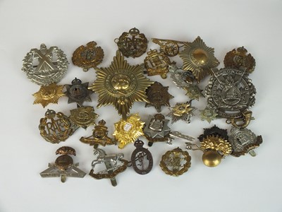 Lot 286 - A collection of 30 assorted army badges etc