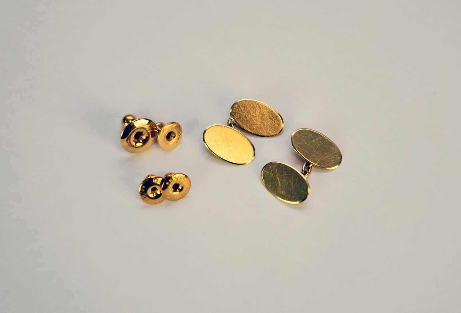 Lot 44 - A cased set of 18ct gold cufflinks and studs