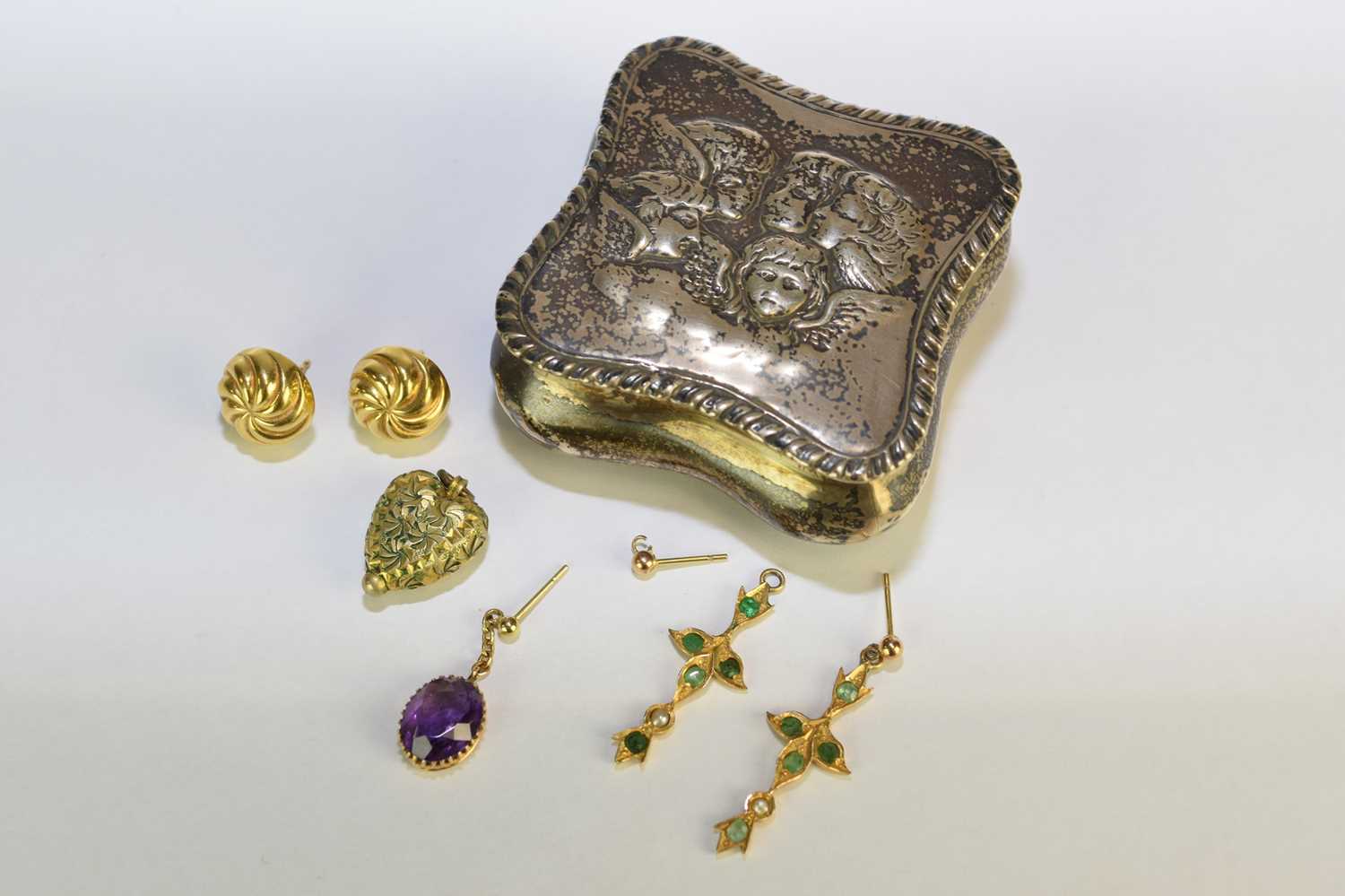 Lot 31 - A small collection of jewellery