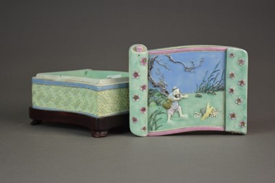 Lot 13 - A Chinese famille rose box and cover, Qing Dynasty