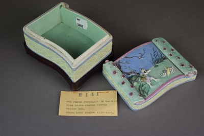Lot 13 - A Chinese famille rose box and cover, Qing Dynasty