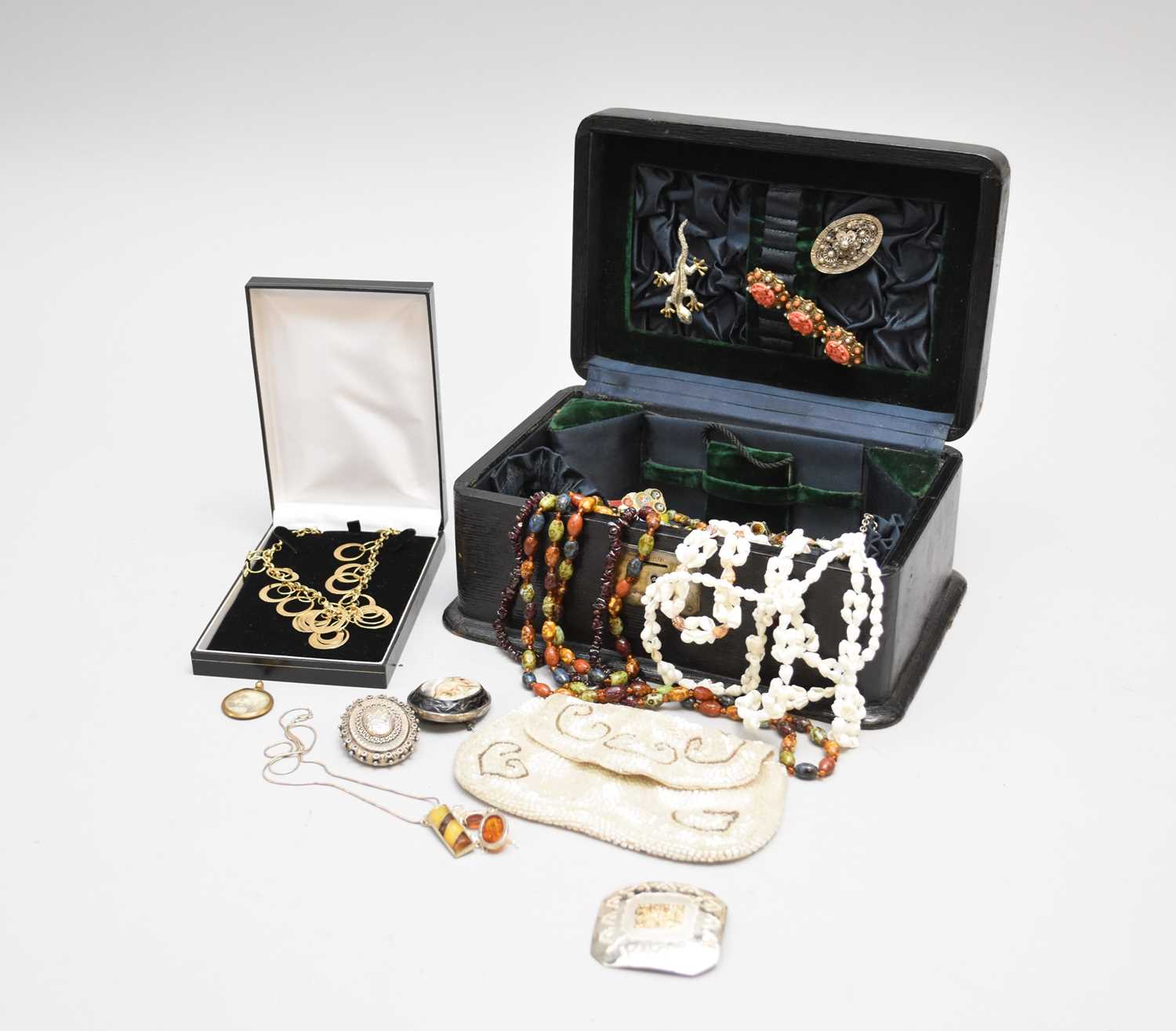 Lot 35 - A collection of costume jewellery