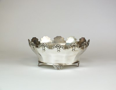 Lot 129 - An Edwardian silver bowl by William Comyns