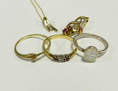 Lot 34 - A small collection of jewellery