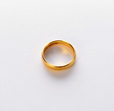 Lot 59 - A 22ct gold plain polished wedding band