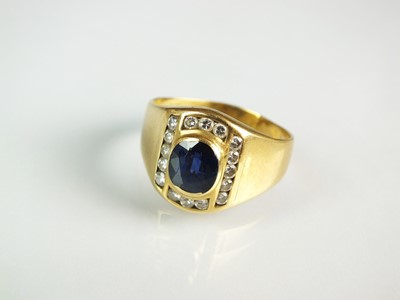 Lot 124 - A sapphire and diamond ring