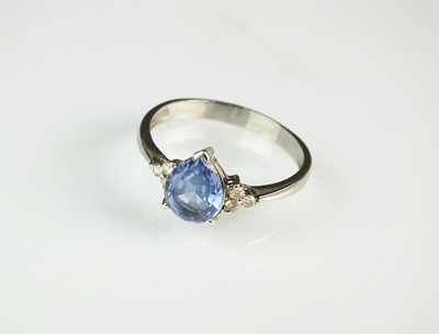 Lot 141 - A sapphire and diamond ring