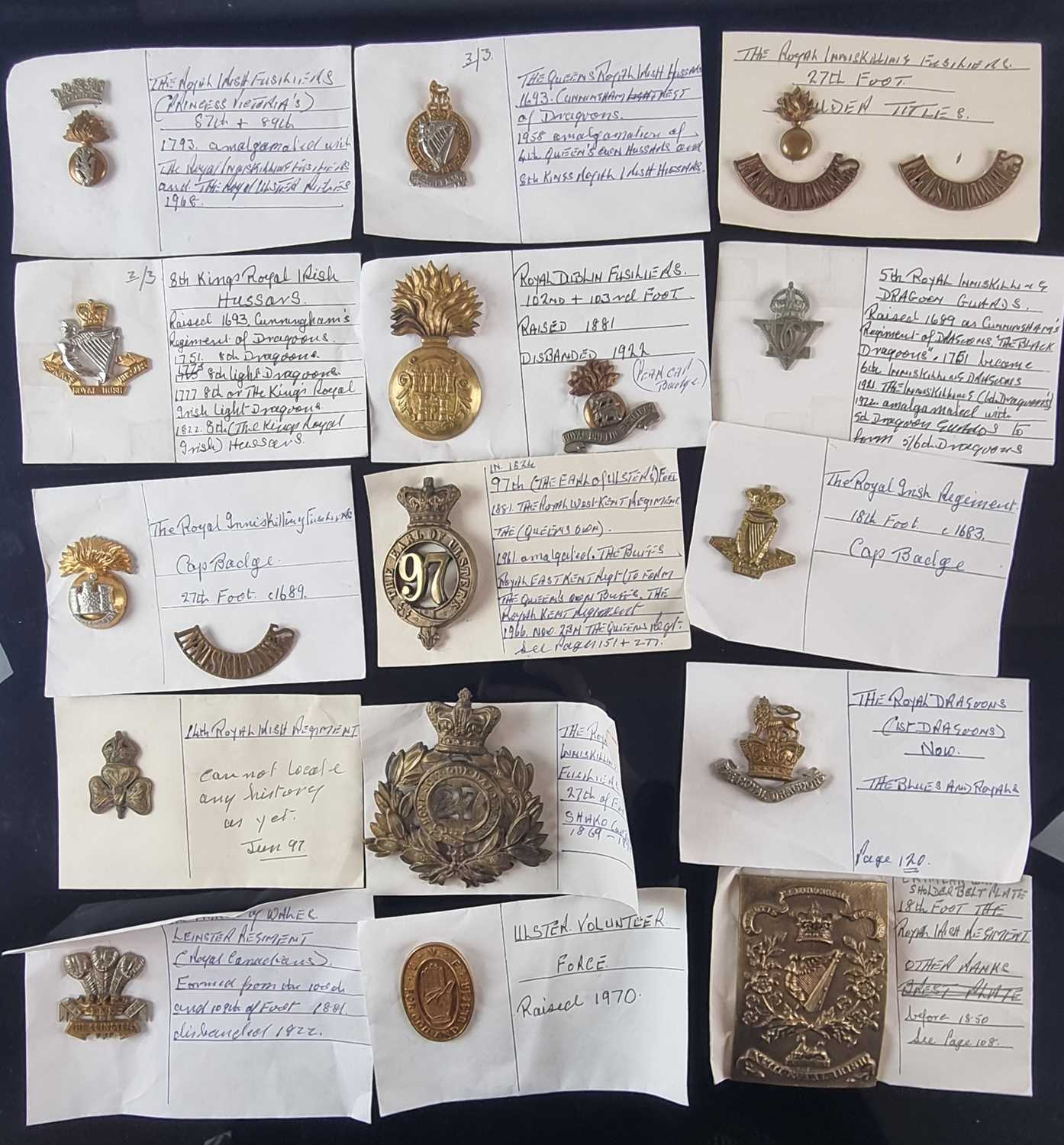 Lot Irish military cap badges and buttons