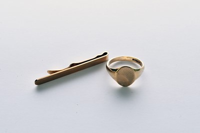 Lot 58 - A 9ct gold signet ring and tie slide