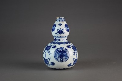 Lot 17 - A Chinese blue and white gourd vase, 18th century