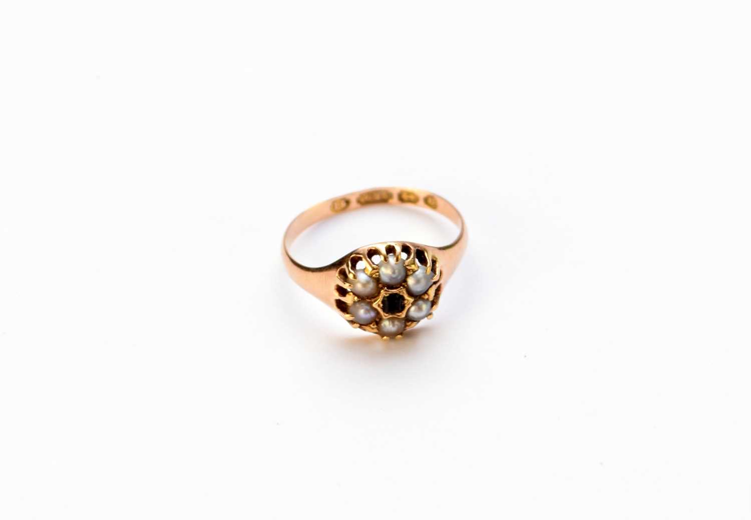 Lot 44 - A Victorian 15ct gold ring