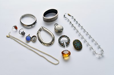 Lot 50 - A collection of various pieces of costume jewellery
