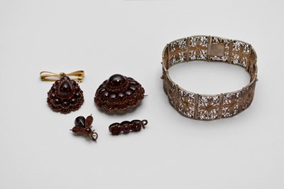 Lot 69 - A collection of Bohemian garnet set jewellery