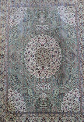 Lot 423 - A large Kashan pattern carpet